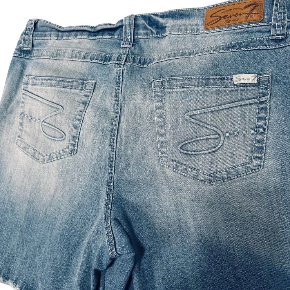 Seven7 Women's Denim Shorts Size 14 Stretch Light Wash Raw Hem Mid Rise Comfort